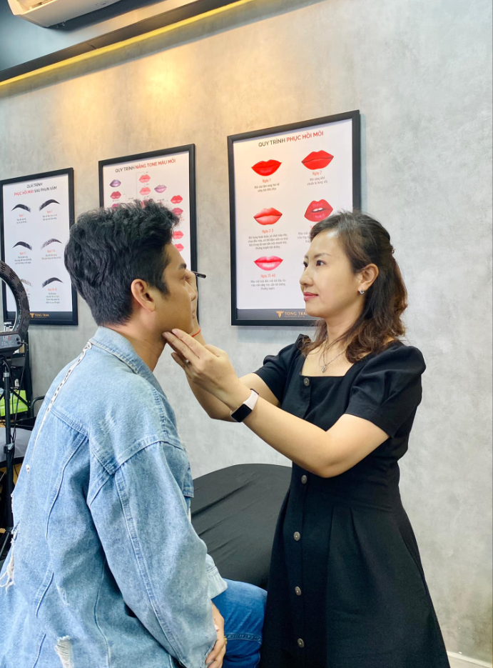 Chị Lan tư vấn Khách hàng